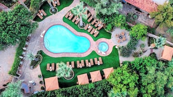 Udendørs pool, parasoller, liggestole