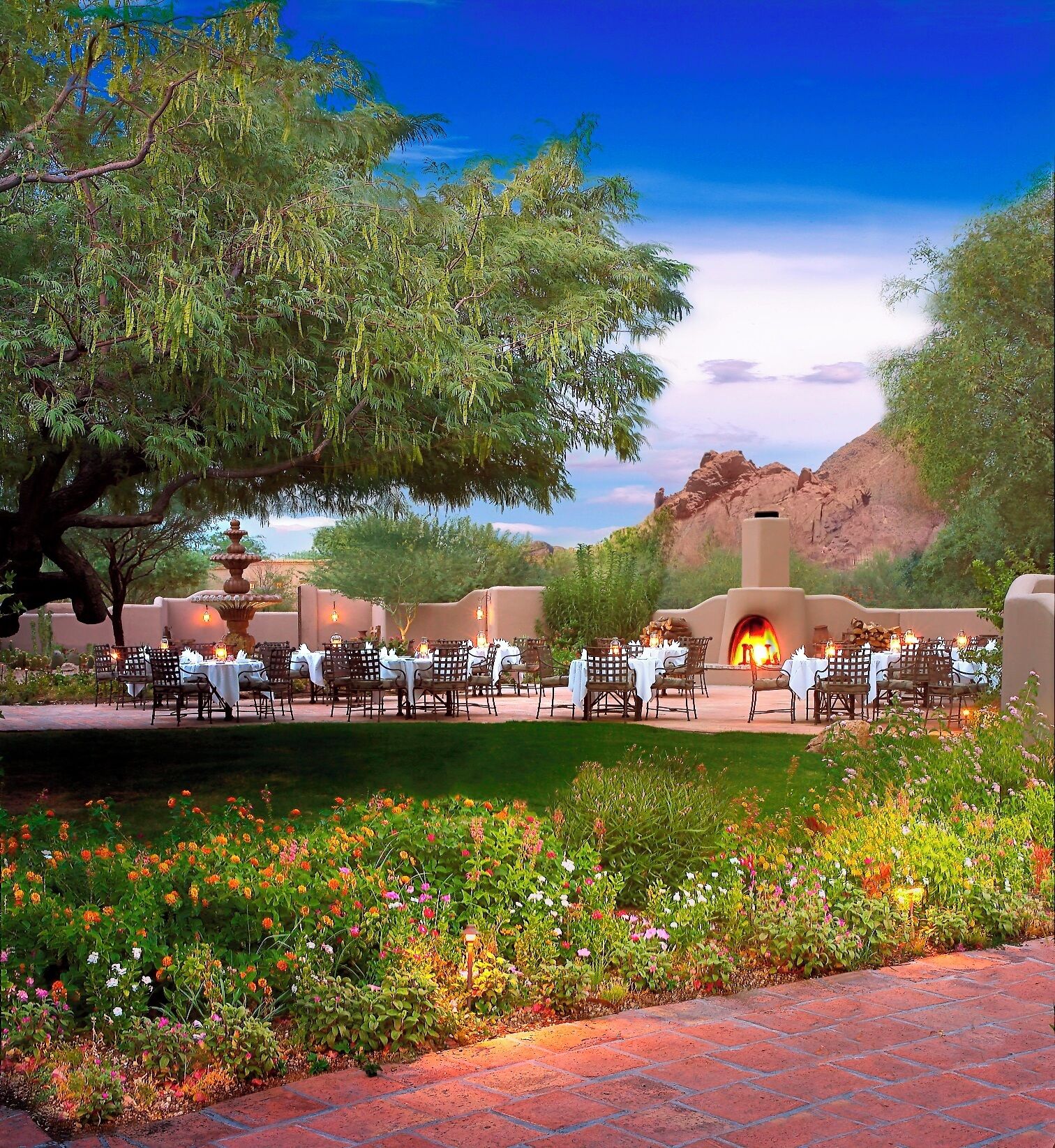 Aperto a colazione, pranzo e cena, cucina americana 