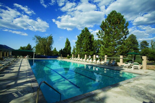 2 outdoor pools