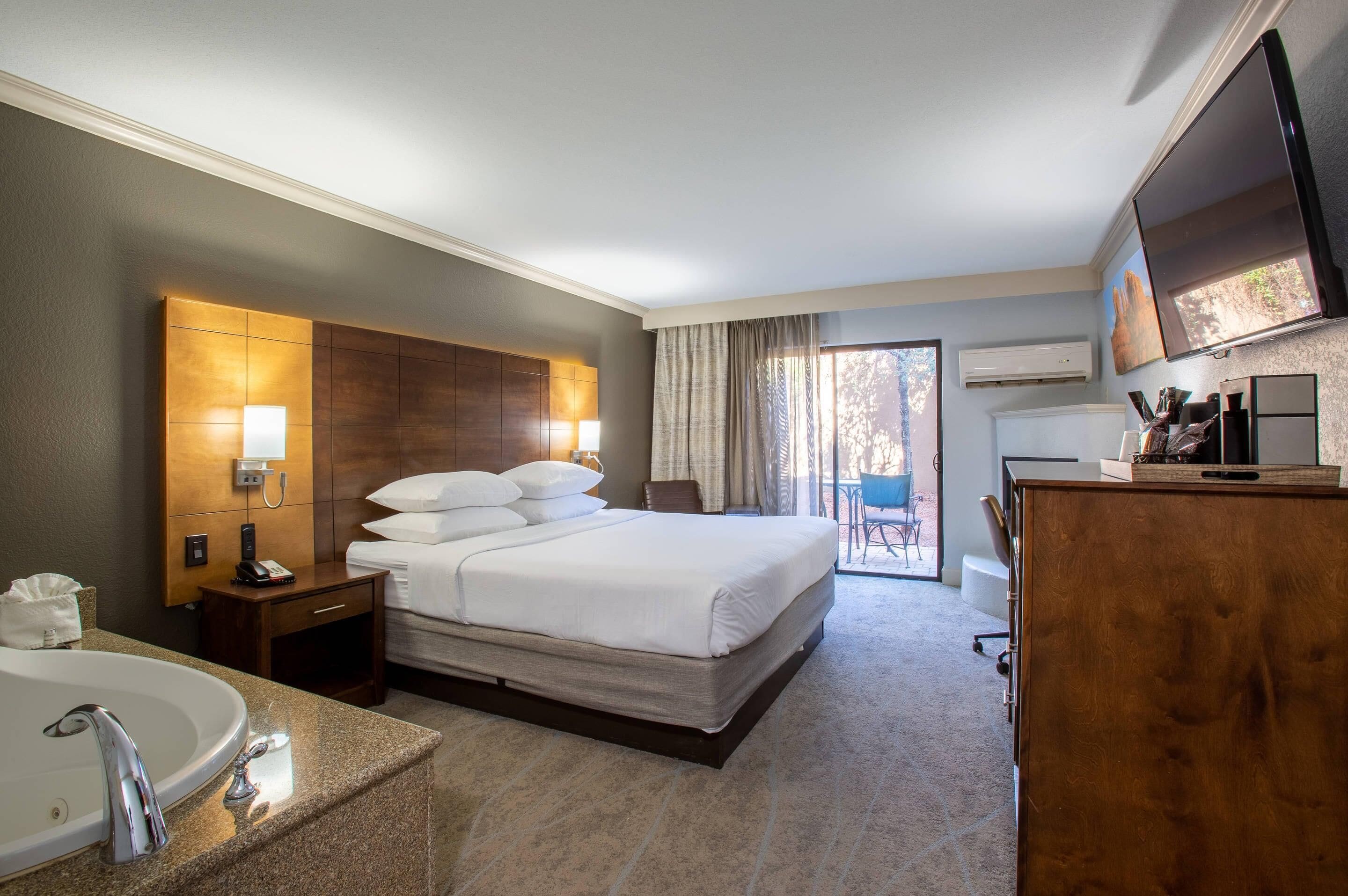 Premium-sengetøj, senge med topmadrasser, pengeskab på værelset