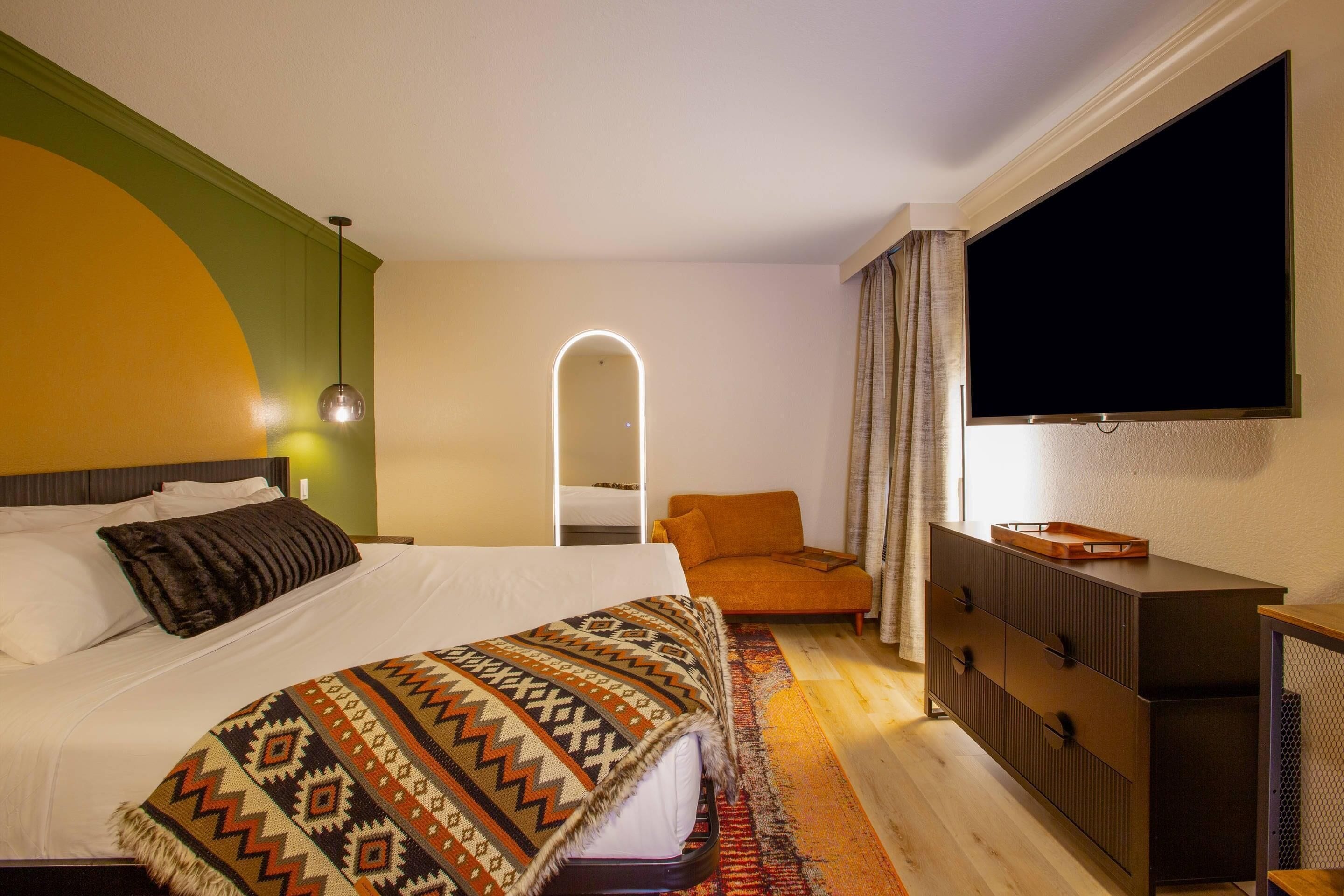 Standard Room, 1 King Bed | Premium bedding, pillowtop beds, in-room safe, desk