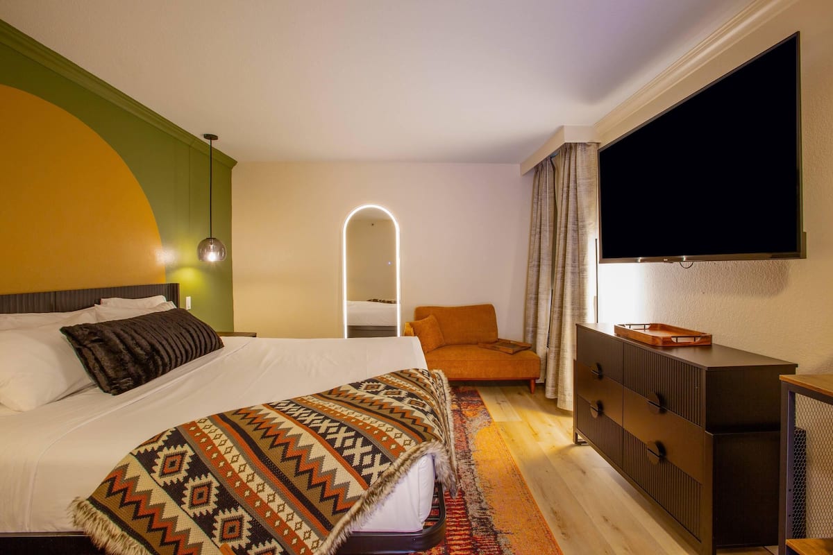 Standard Room, 1 King Bed