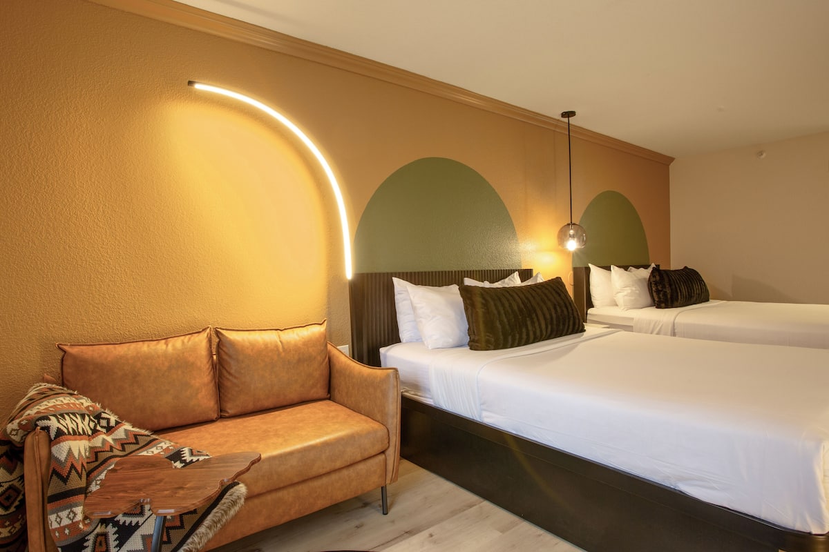 Standard Room, 2 Queen Beds, Loveseat