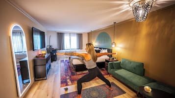 Luxe beddengoed, een kluis op de kamer, een laptopwerkplek