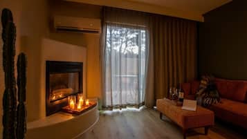 Superior-Zimmer, 1 King-Bett, Nichtraucher, Kamin (Soaking Tub, Patio) | Hochwertige Bettwaren, Pillowtop-Betten, Zimmersafe, Schreibtisch