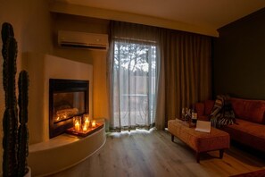 Superior Room, King Bed, Soaking Tub, Fireplace, Patio | Premium bedding, pillowtop beds, in-room safe, desk