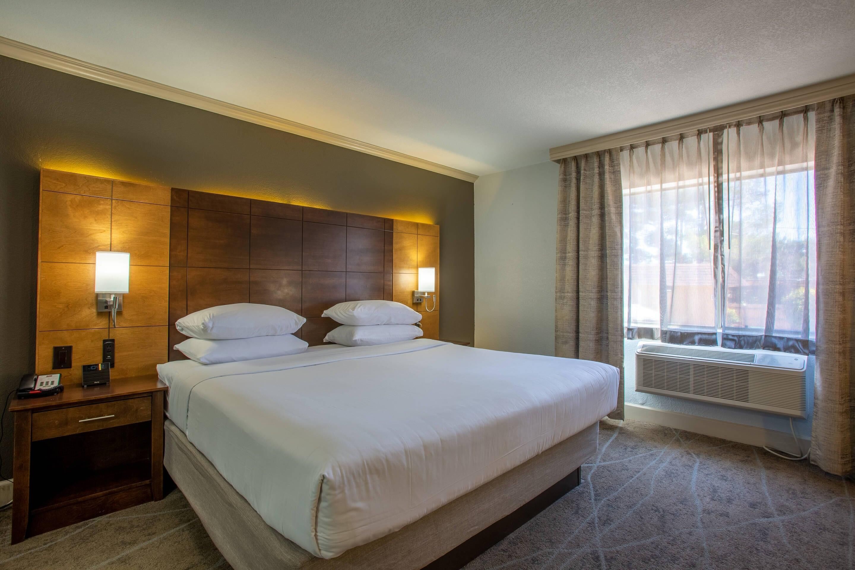 Room, 1 King Bed, Non Smoking (Upgrade) | Premium bedding, pillowtop beds, in-room safe, desk