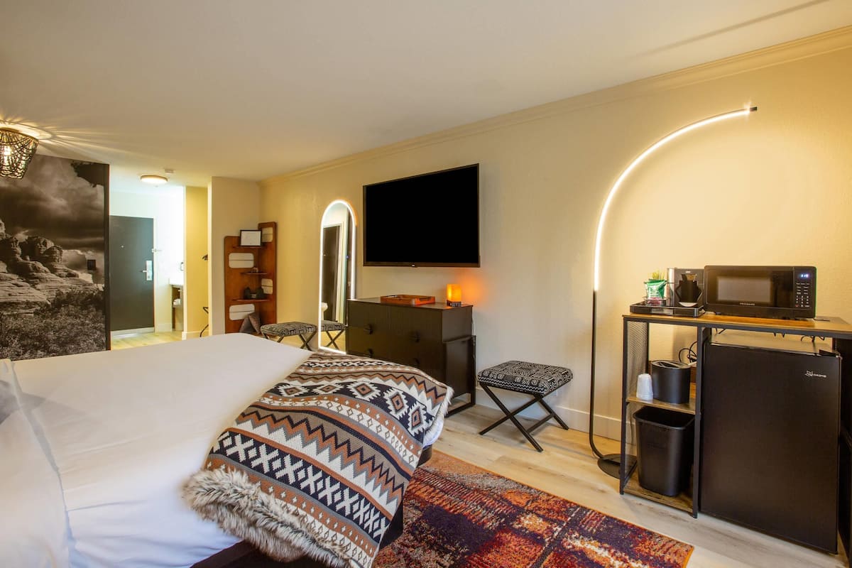 Wellness Room, King Bed, Aroma Therapy, Yoga Mat, Sound Bowl | Premium bedding, pillowtop beds, in-room safe, desk