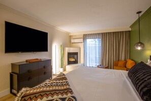 Superior Room, King Bed, Soaking Tub, Fireplace, Patio | Premium bedding, in-room safe, laptop workspace, blackout drapes - Arroyo Pinion Hotel, an Ascend Collection Hotel (Sedona)