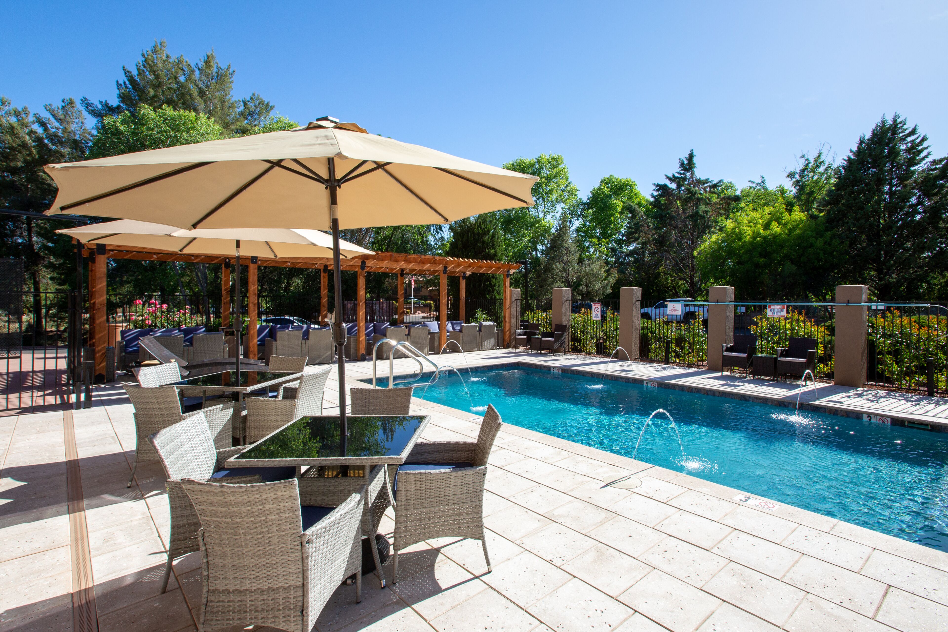 Piscine extérieure, accès possible de 7 h à 22 h, cabanas (supplément)