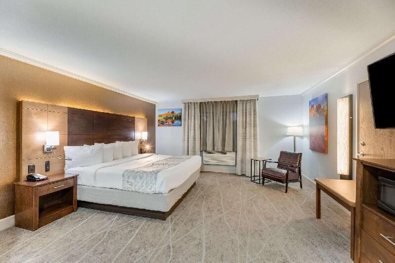 Premium bedding, in-room safe, laptop workspace, blackout drapes
