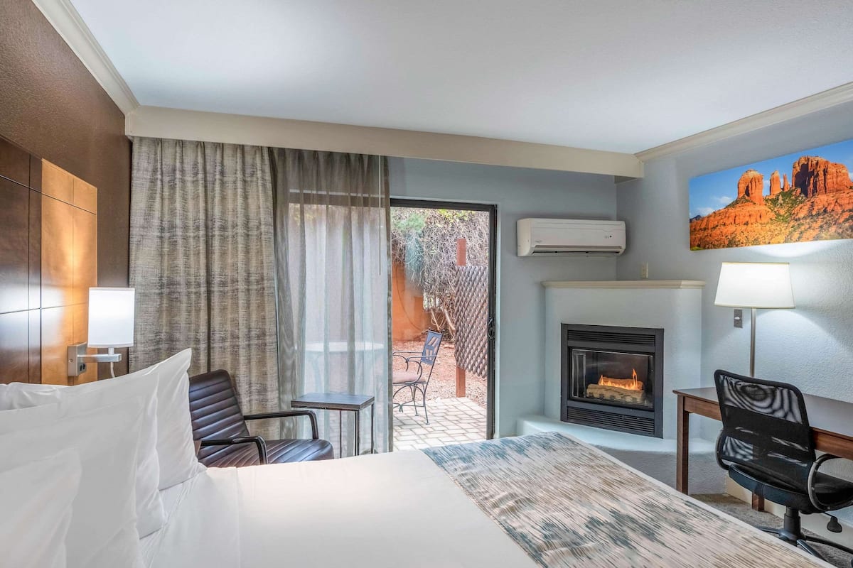 premium bedding, pillow-top beds, in-room safe, desk