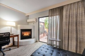 Suite 1 King Bed, Fireplace, Patio, Whirlpool Bath, Non-Smoking | Premium bedding, pillowtop beds, in-room safe, desk
