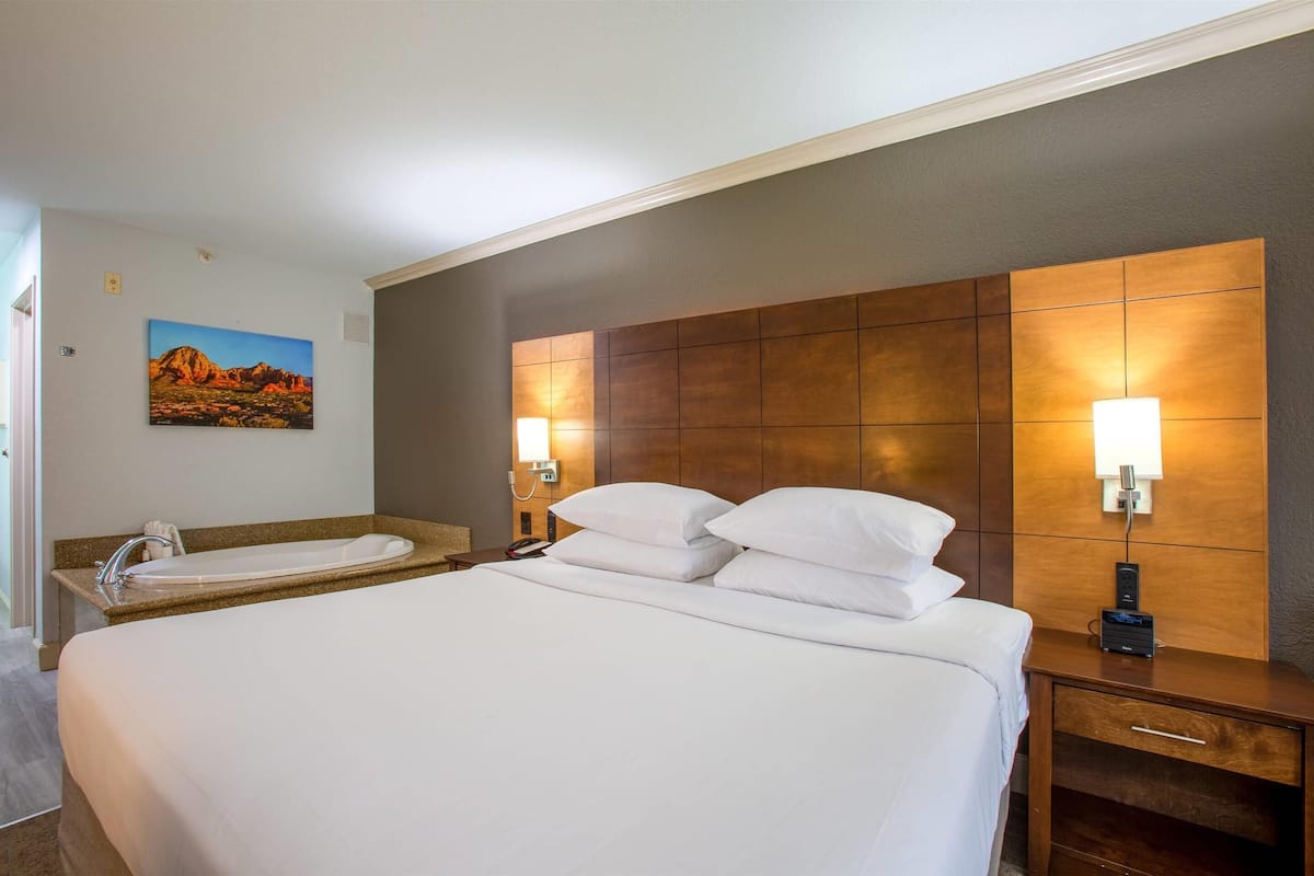 Habitación estándar, 1 cama de matrimonio grande, no fumadores, bañera de hidromasaje | Ropa de cama de alta calidad y colchones con acolchado adicional