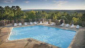 Alberca techada y alberca al aire libre por temporada