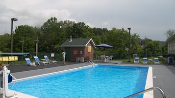 Una piscina al aire libre de temporada