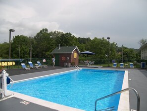 Una piscina al aire libre de temporada