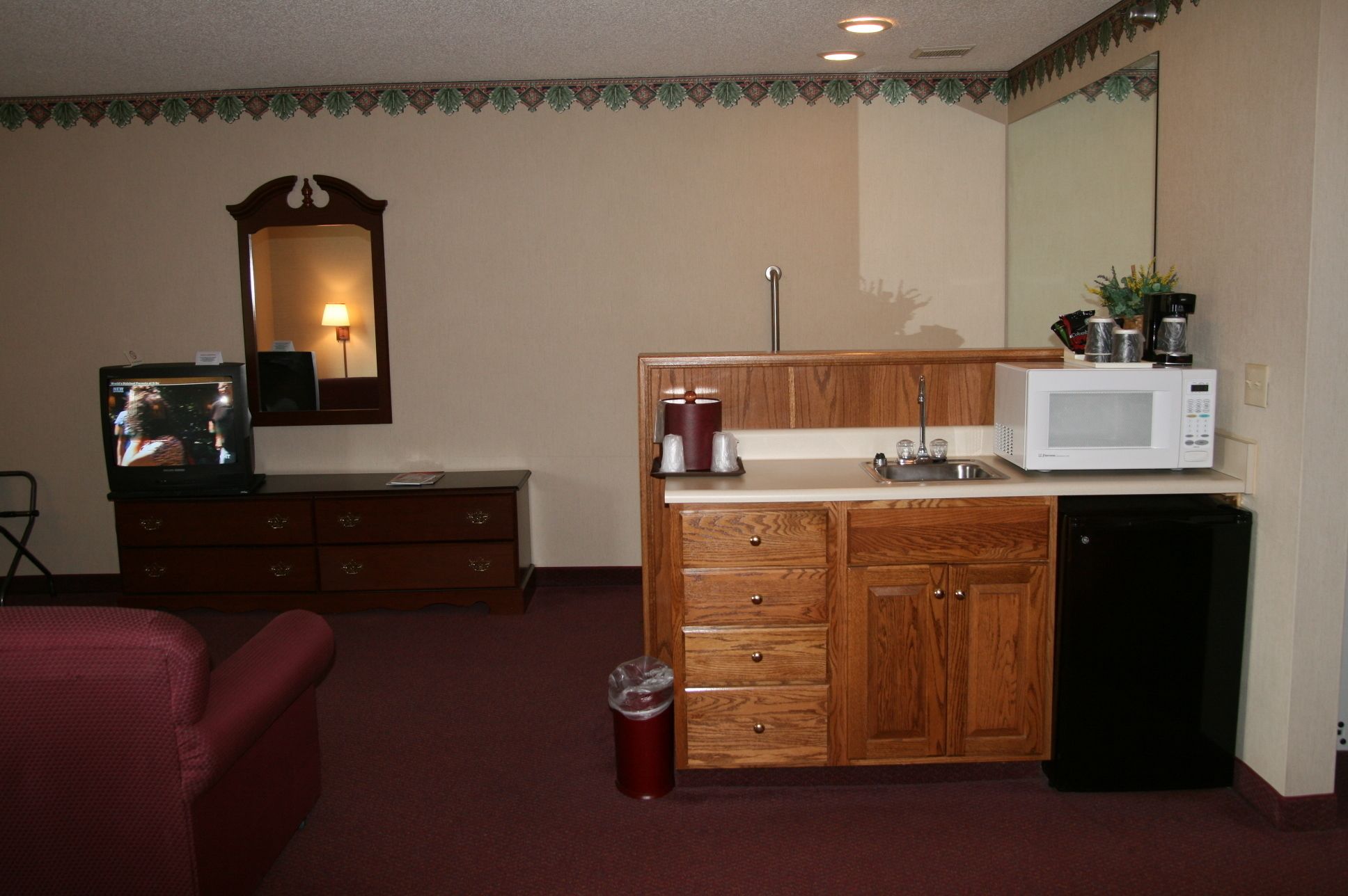 fridge, coffee/tea maker