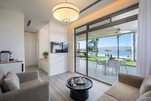 Villa familiar, vista al lago | Área de sala de estar | Televisión LCD de 42 pulgadas con canales por cable y televisión 