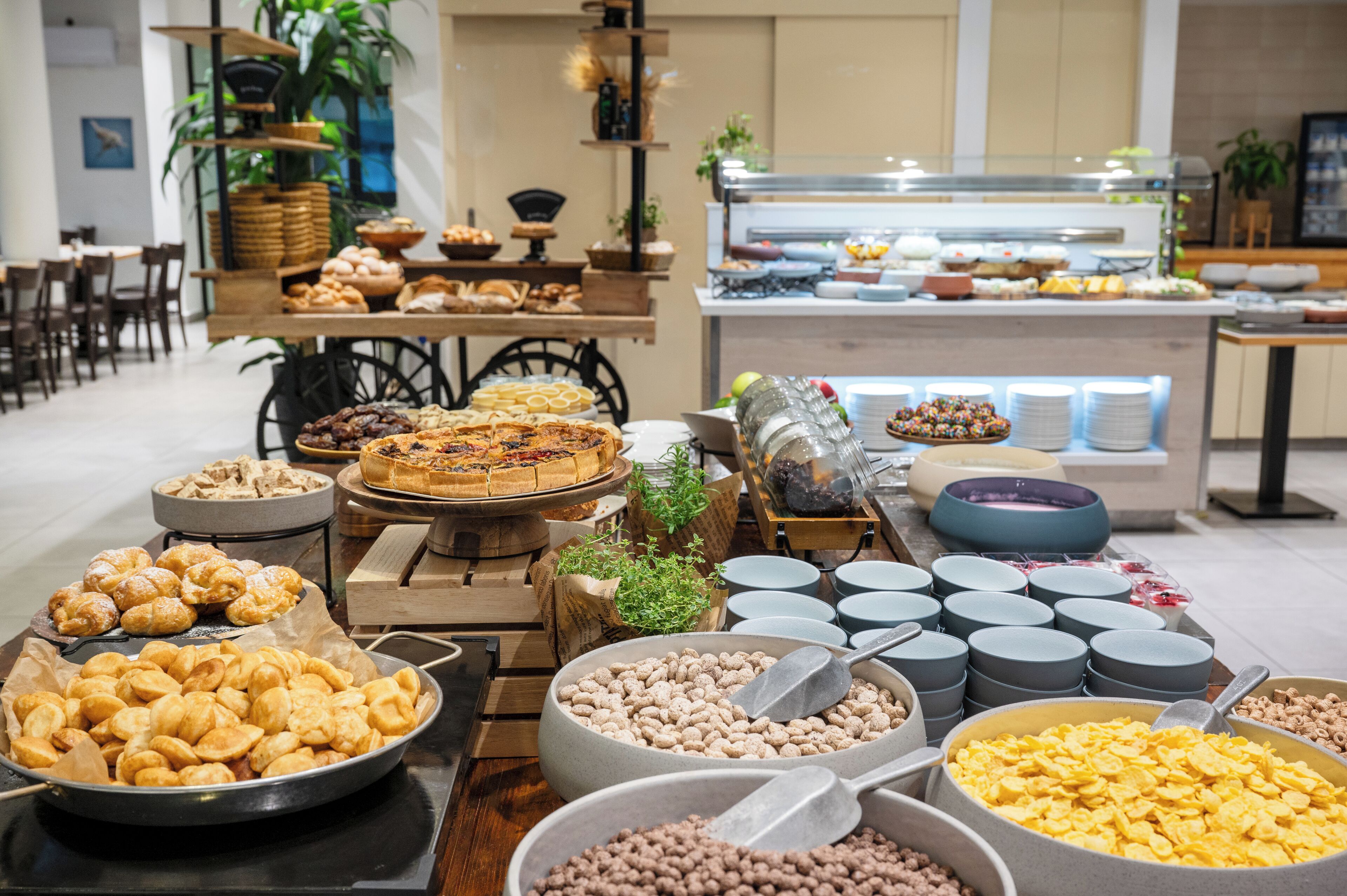 بوفيه فطور مجانًا يوميًا