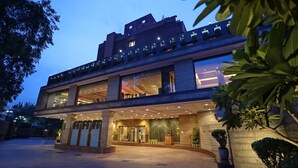 Ein modernes Hotel mit mehrstöckiger Bauweise, großen Fenstern und einem gut beleuchteten Eingangsbereich.