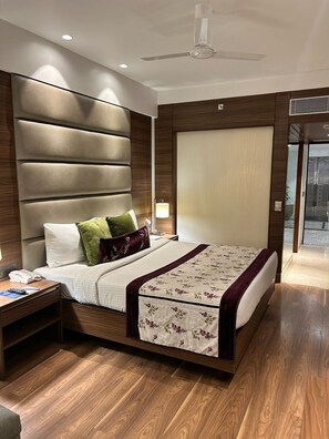 Habitación Deluxe | Ropa de cama de alta calidad, caja fuerte, escritorio y cortinas opacas