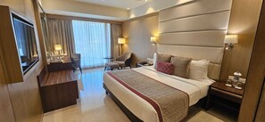 Premium bedding, in-room safe, desk, blackout curtains - Jaypee Siddharth (New Delhi)