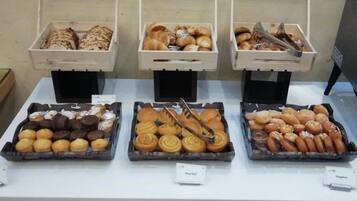 Daily buffet breakfast (INR 1003 per person)