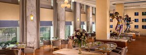4 restaurants, breakfast served