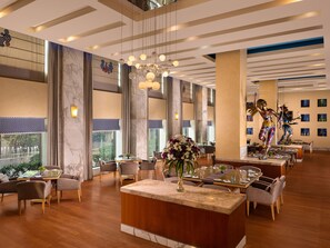 4 restaurants, breakfast served - Jaypee Vasant Continental (New Delhi)