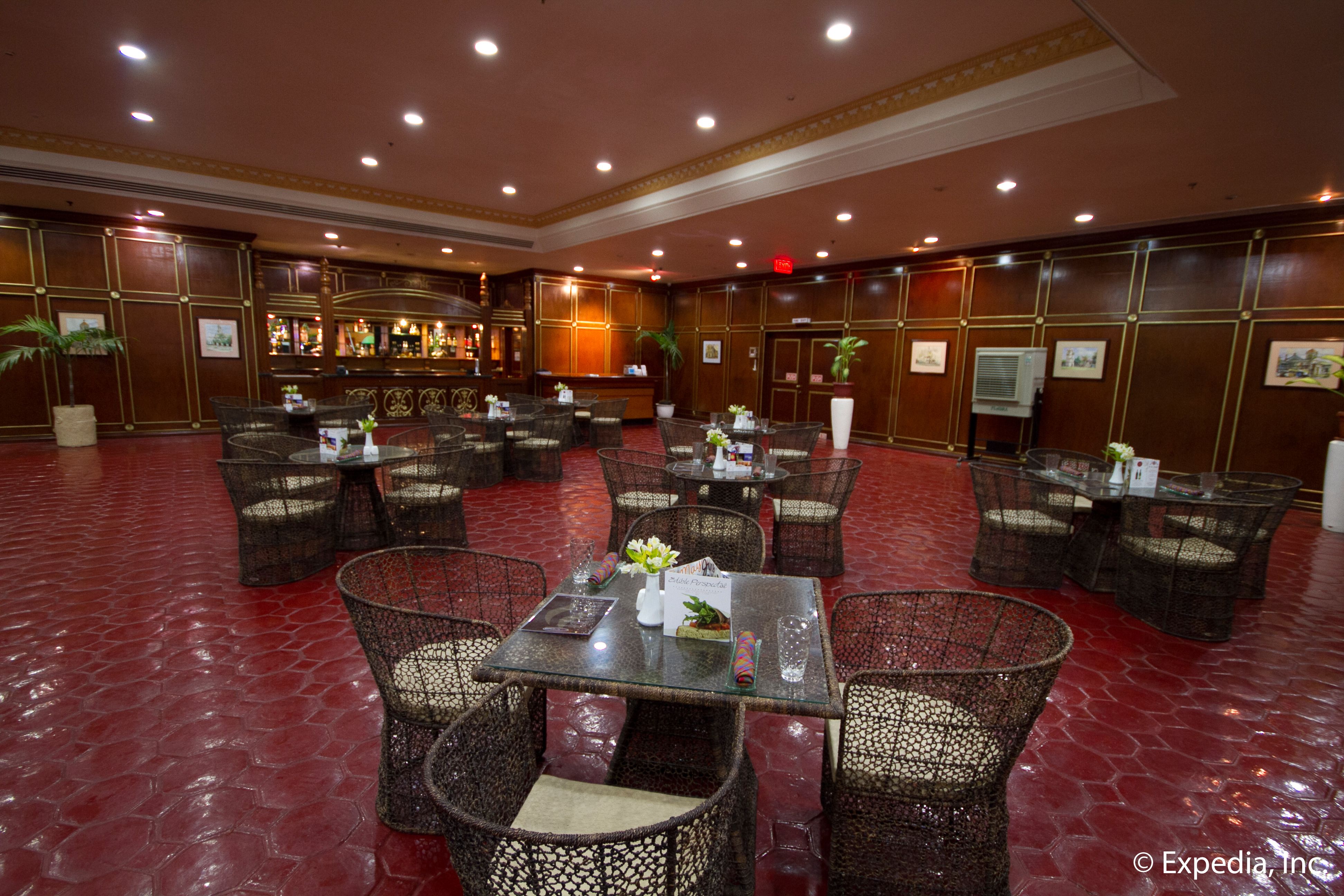 3 restaurants, breakfast, lunch, dinner served; international cuisine