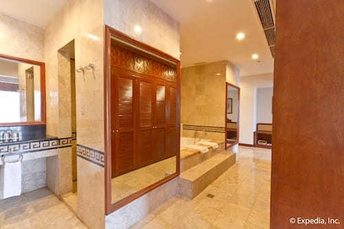Combined shower/tub, eco-friendly toiletries, hair dryer, bathrobes