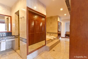 Combined shower/tub, eco-friendly toiletries, hair dryer, bathrobes