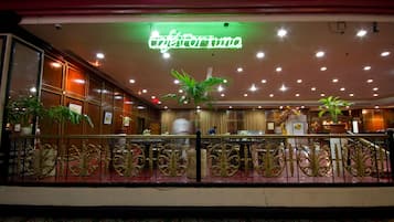 3 restaurants, breakfast, lunch, dinner served; international cuisine