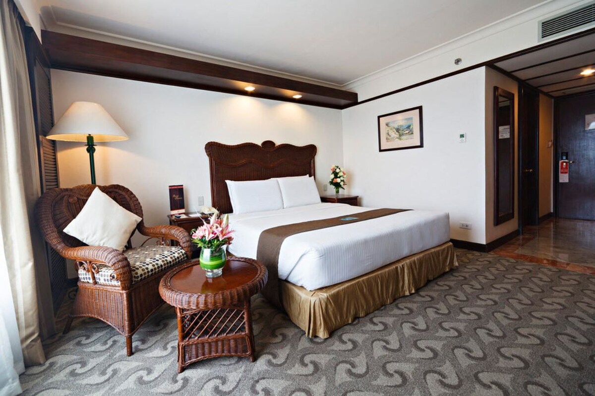 Premium bedding, minibar, in-room safe, desk