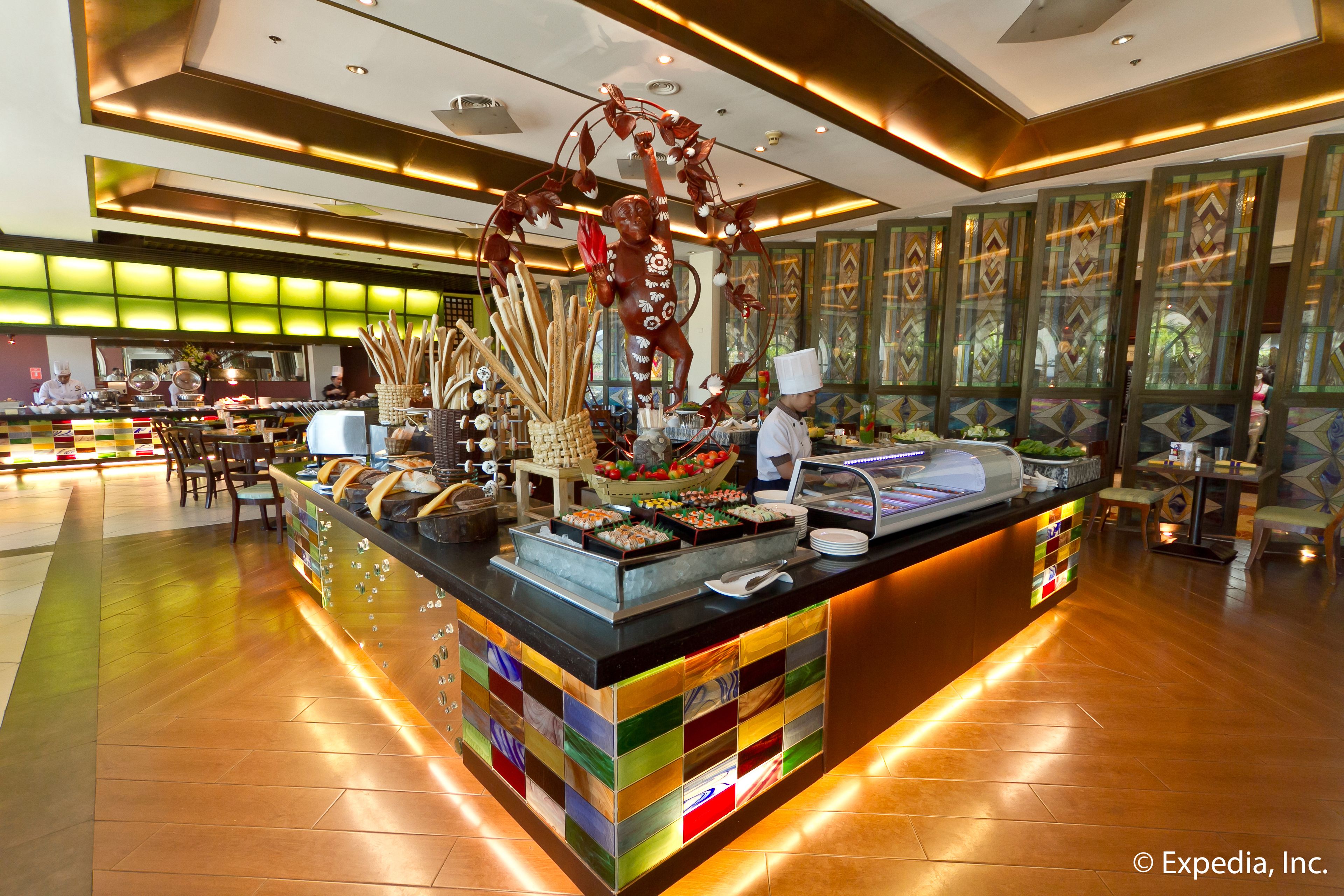 3 restaurants, breakfast, lunch, dinner served; international cuisine