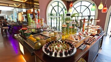 3 restoran, melayani sarapan, makan siang; sajian masakan internasional