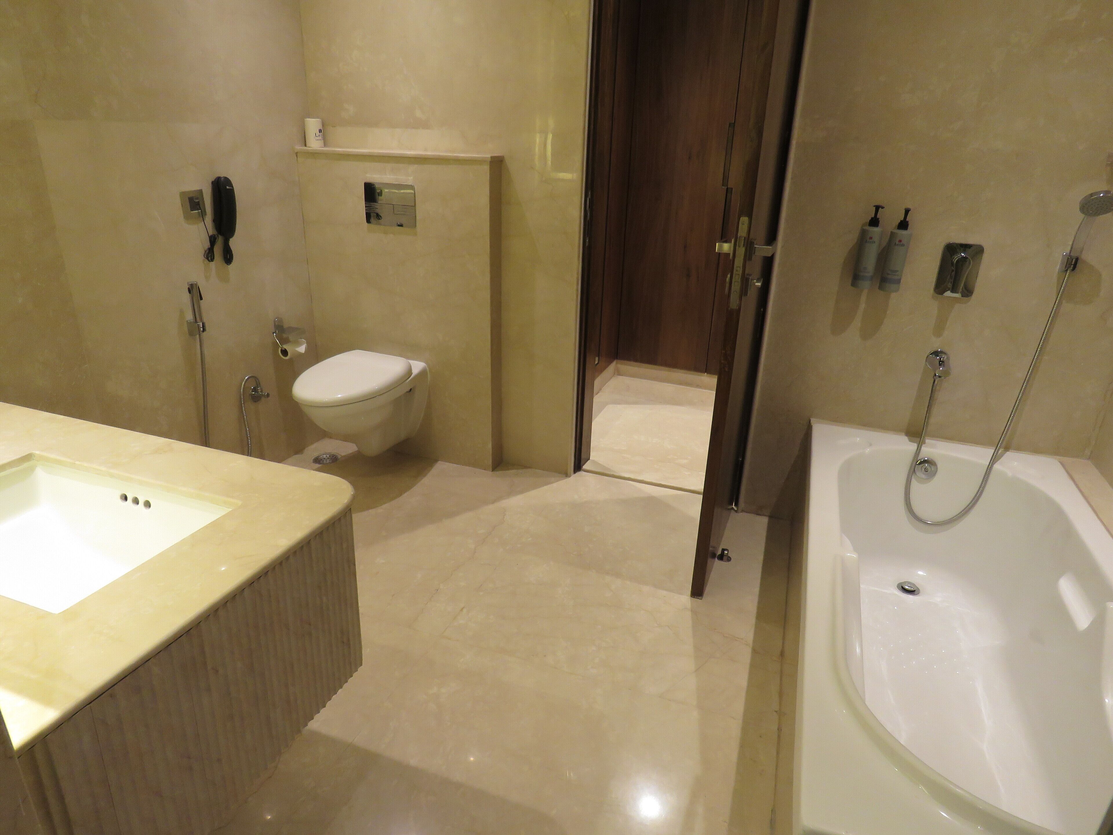 Ein Badezimmer mit Waschbecken, Toilette und Badewanne.