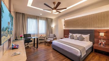 Suite | Minibar, brankas, tirai kedap cahaya, dan setrika/meja setrika