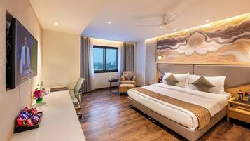 Superior Room | Bathroom | Shower, free toiletries, hair dryer, towels