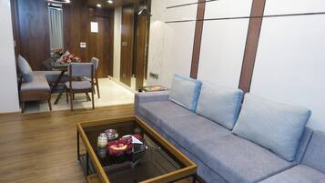 Suite | Minibar, in-room safe, blackout curtains, iron/ironing board