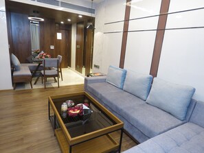 Suite | Minibar, in-room safe, blackout drapes, iron/ironing board