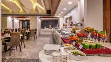 Sarapan prasmanan setiap hari (INR 250 per orang)