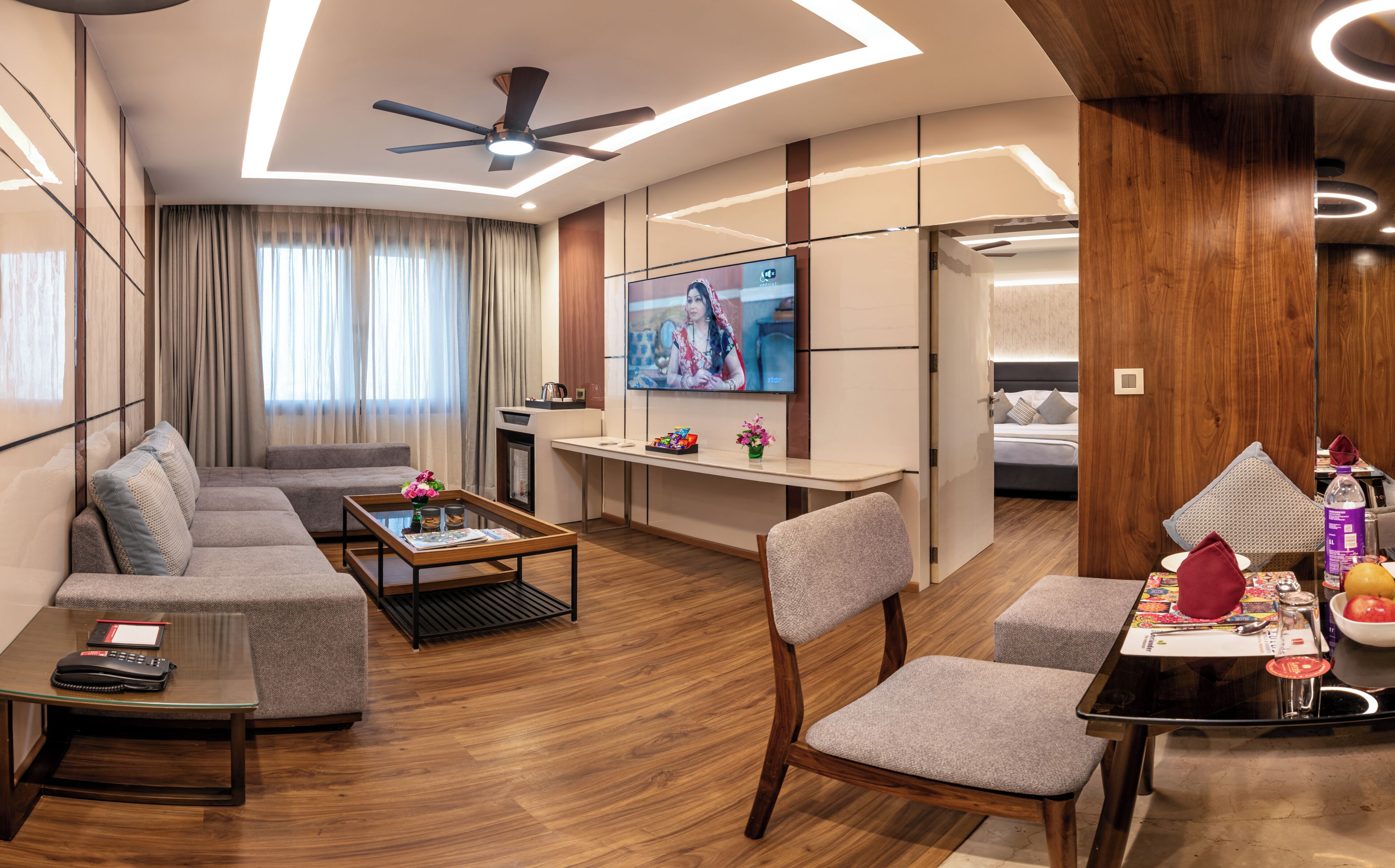 Deluxe Room | Minibar, in-room safe, blackout drapes, iron/ironing board