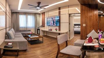 Deluxe Room | Minibar, in-room safe, blackout drapes, iron/ironing board