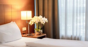 Desk, blackout drapes, iron/ironing board, rollaway beds - PLAZA Premium Köln (Cologne)