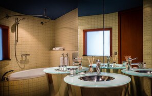 Bañera, secador de pelo, toallas
