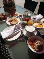 Se ofrece un desayuno bufé todos los días (por un coste adicional)