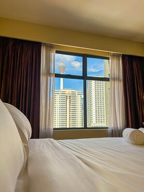 Zimmersafe, Schreibtisch, Verdunkelungsvorhänge, Bügeleisen/Bügelbrett