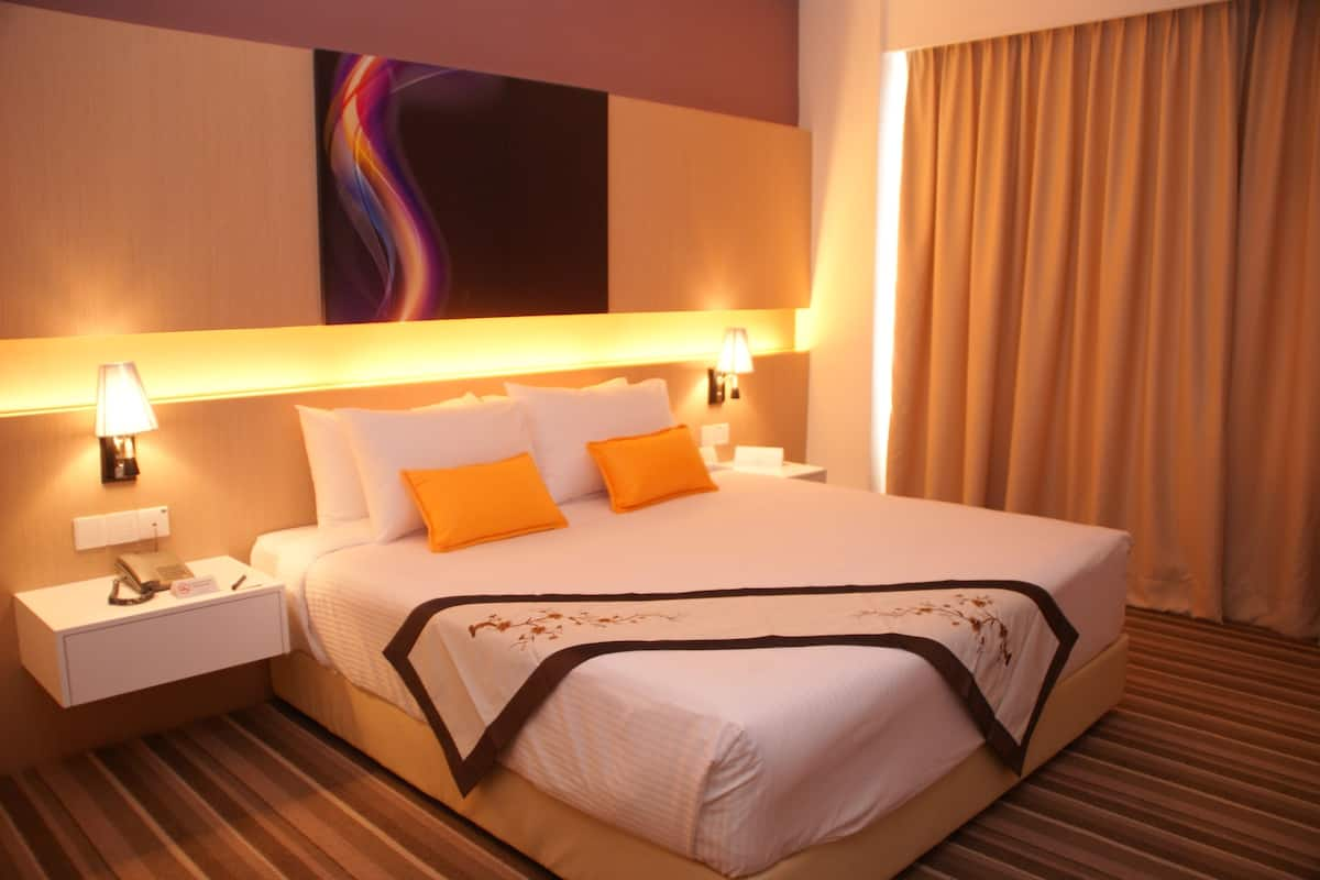 Premier Executive Room | In-room safe, desk, blackout curtains, iron/ironing board